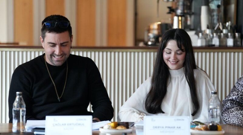 Ekranların Yeni Fenomeni Olmaya Hazır: "Çirkin" Dizisi Oyuncuları Okuma Provasında Bir Araya Geldi