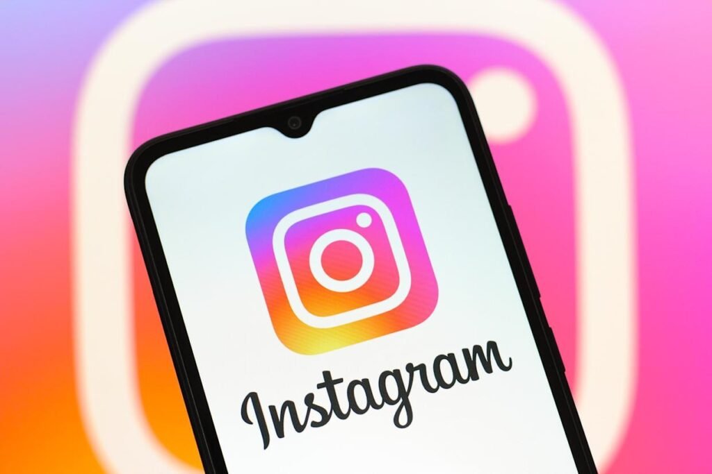 Instagram, intihara meyilli gençleri ebeveynlerine bildirecek" şeklindeki başlığı şu şekilde yeniden yazabilirim:

"Instagram, intihara yatkın gençleri ebeveynlerine bildirecek