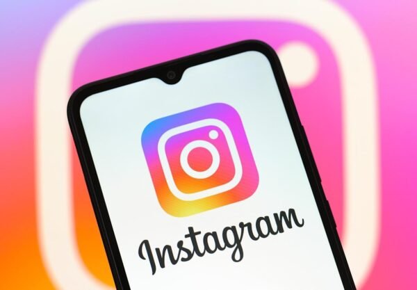 Instagram, intihara meyilli gençleri ebeveynlerine bildirecek" şeklindeki başlığı şu şekilde yeniden yazabilirim:

"Instagram, intihara yatkın gençleri ebeveynlerine bildirecek