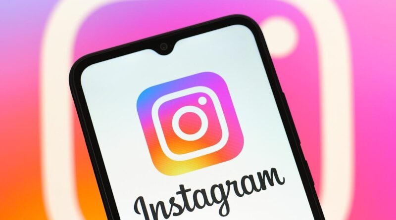 Instagram, intihara meyilli gençleri ebeveynlerine bildirecek" şeklindeki başlığı şu şekilde yeniden yazabilirim:

"Instagram, intihara yatkın gençleri ebeveynlerine bildirecek