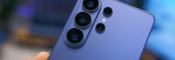 Samsung, 1 inç boyutuna yakın yeni 200 MP kamera sensörü geliştiriyor