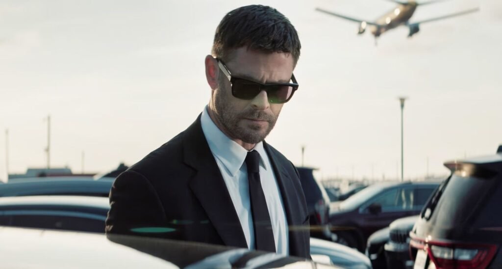 Chris Hemsworth'ün Kafka İlhamlı Yeni Suç Gerilimi "Kockroach" Setinden İlk Görseller Geldi! - Haberler