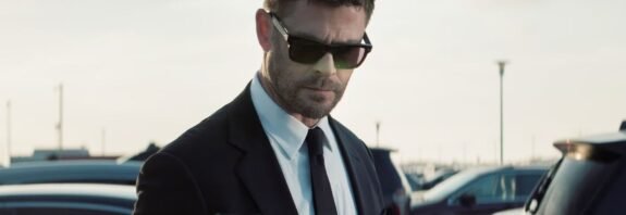 Chris Hemsworth'ün Kafka İlhamlı Yeni Suç Gerilimi "Kockroach" Setinden İlk Görseller Geldi! - Haberler