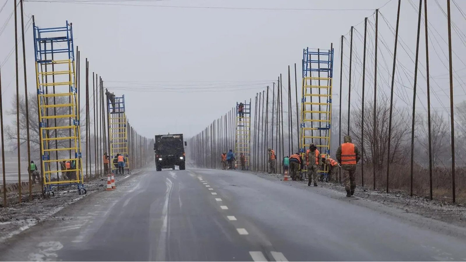Ukrayna, dronlardan korunmak için yolları balıkçı ağlarıyla örttü
