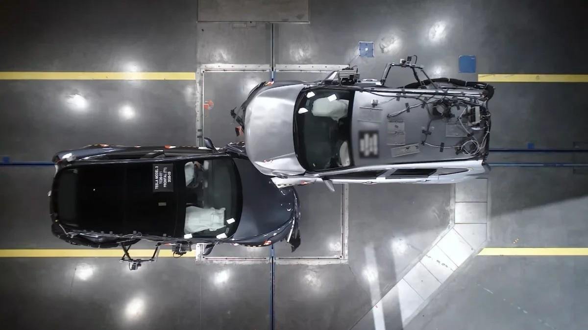 Tesla'lara hayati güncelleme: Airbagler artık 70 ms erken açılıyor