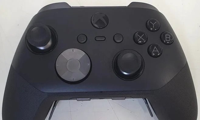 Xbox Elite 3 Kontrolcüsü Sızıntısı: Tanıdık Tasarım ve Gizemli Düğmeler!