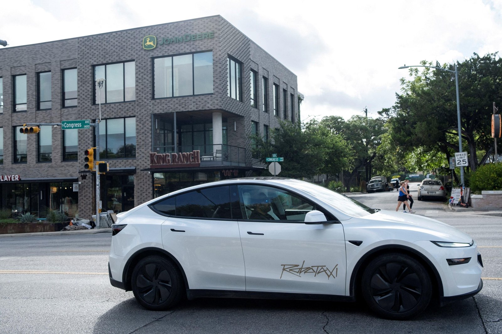 Tesla, sürücüsüz robotaksi hizmetini yaygınlaştırıyor