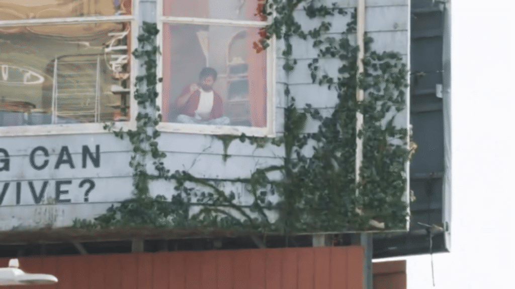 Netflix'ten "The Last House" İçin Alışılmadık Tanıtım: Reklam Panosunda Gerçek Bir Adam Hayatını Sürdürüyor! - Haberler