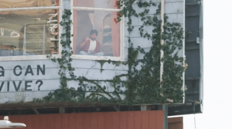 Netflix'ten "The Last House" İçin Alışılmadık Tanıtım: Reklam Panosunda Gerçek Bir Adam Hayatını Sürdürüyor! - Haberler