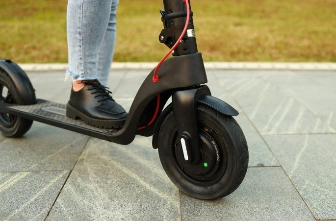 Paris'te e-scooter sürücülerine kask ve yelek zorunluluğu