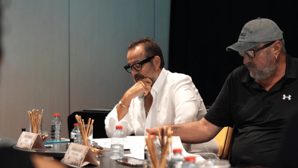 Ünlü Komedyenin Yeni Filminin Vizyon Tarihi Açıklandı: Yıldız Kadro İlk Okuma Provasında Bir Araya Geldi! - Haberler