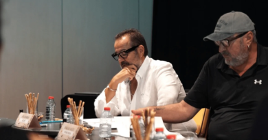 Ünlü Komedyenin Yeni Filminin Vizyon Tarihi Açıklandı: Yıldız Kadro İlk Okuma Provasında Bir Araya Geldi! - Haberler