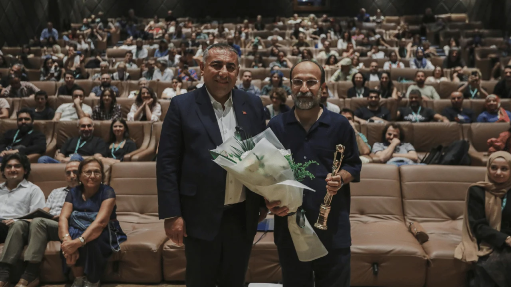 "33. Adana Altın Koza Film Festivali'nde 3. Gün: 'Canavar' ve 'Varlık' Dünya Prömiyerini Gerçekleştiriyor!" - Haberler