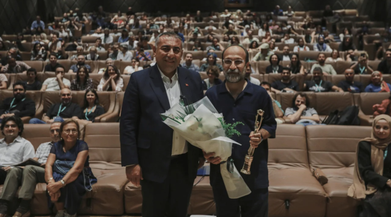 "33. Adana Altın Koza Film Festivali'nde 3. Gün: 'Canavar' ve 'Varlık' Dünya Prömiyerini Gerçekleştiriyor!" - Haberler